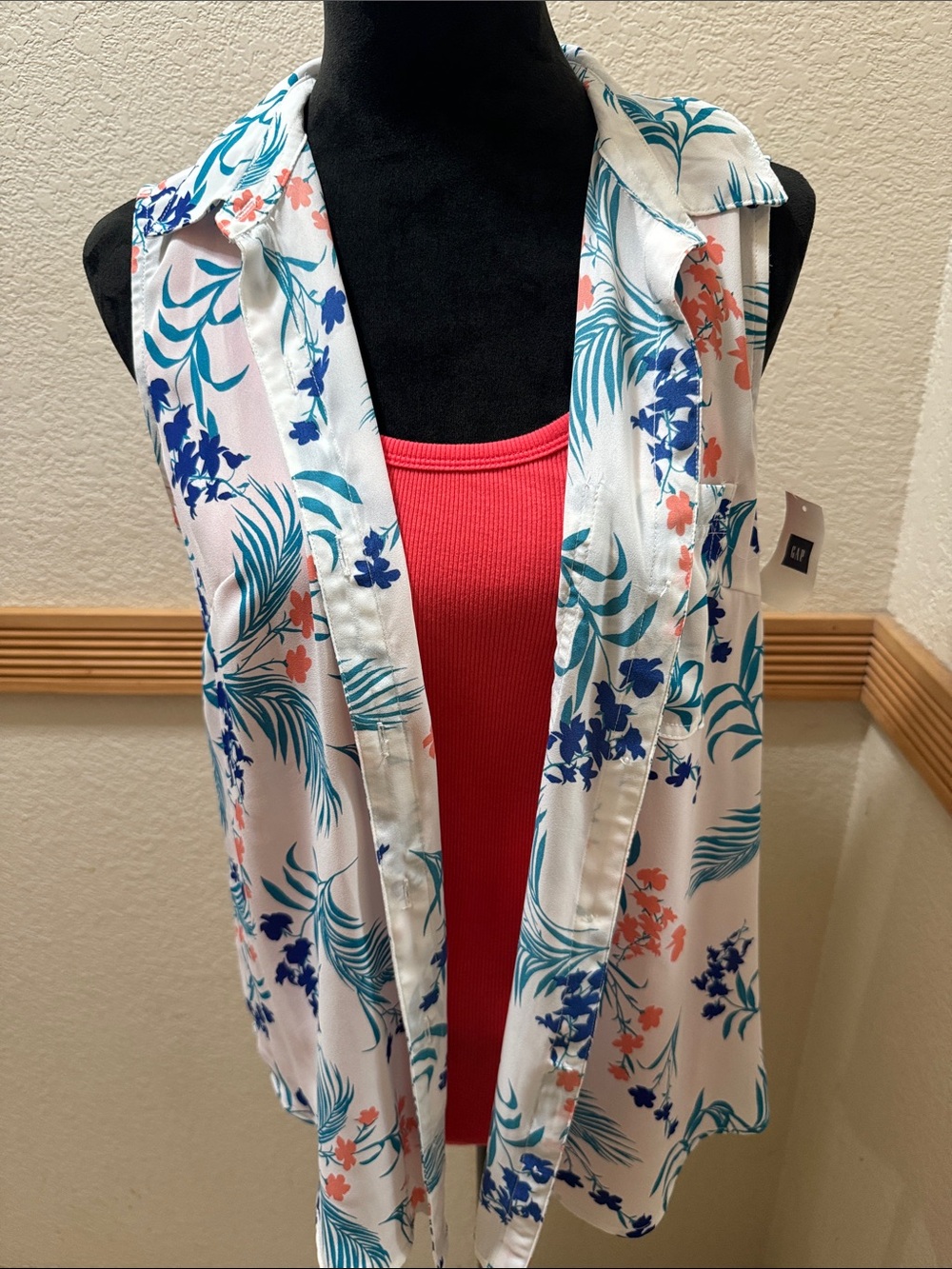 Liz Claiborne white floral sleeveless button down blouse & Gap Coral medium tank - Picture 3 of 13